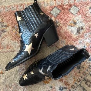 betsey johnson “isak” star boot